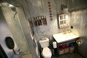 Haartrockner, Handtücher, Seife, Shampoo