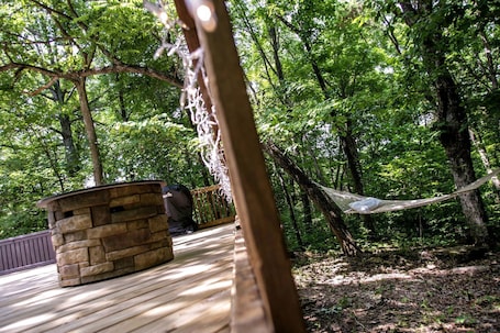 テラス / パティオ. Magical Tipi Rental Perfect for a Glamping Getaway in the Missouri Ozarks