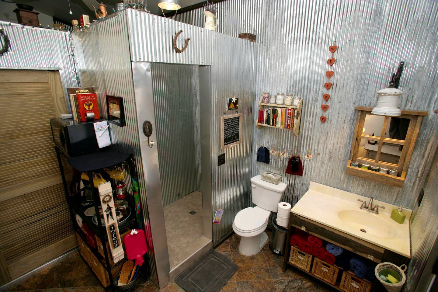Séchoir à cheveux, serviettes fournies, savon, shampooing