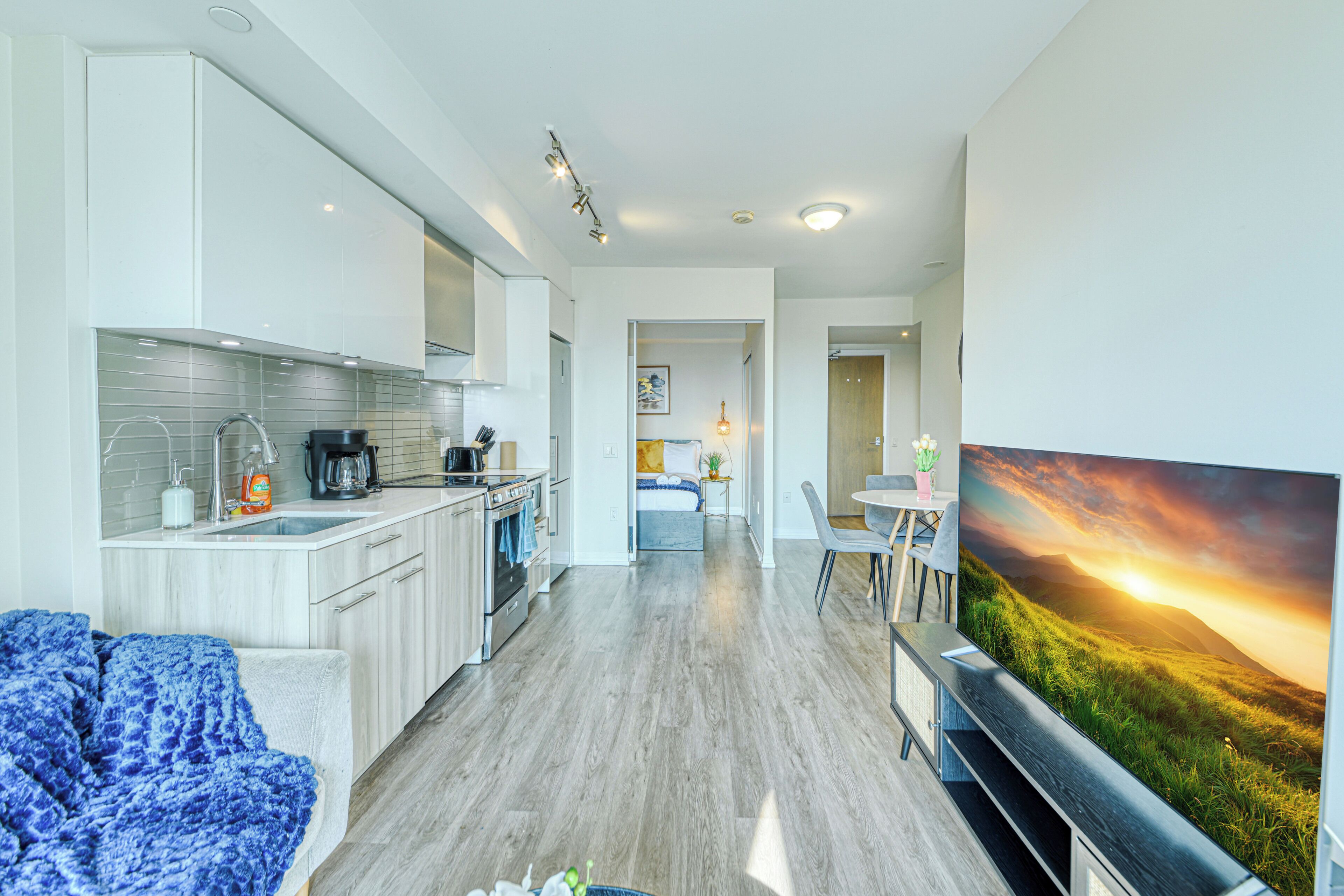 Suite tradicional, 2 habitaciones, para no fumadores, vista a la ciudad | Área de sala de estar | Televisión de 50 pulgadas con canales digitales 