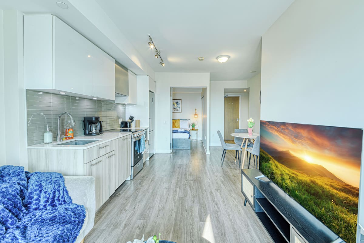 Suite tradicional, 2 habitaciones, para no fumadores, vista a la ciudad | Área de sala de estar | Televisión de 50 pulgadas con canales digitales