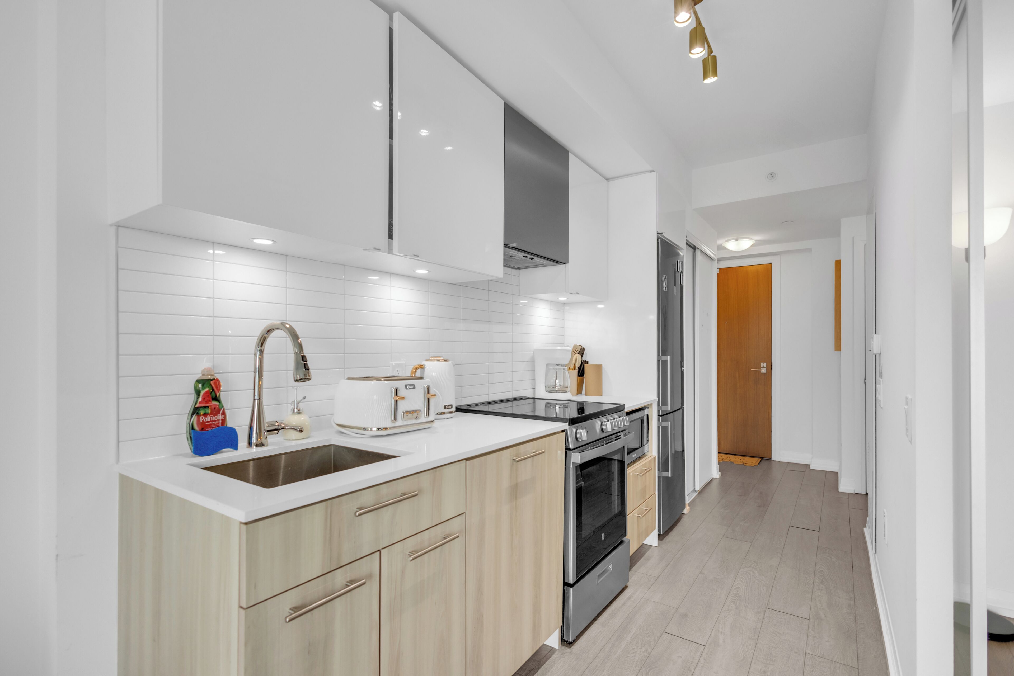 City Suite, 1 Queen Bed, Non Smoking, City View | Private kitchen