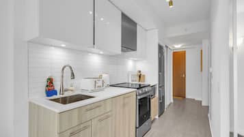 City Suite, 1 Queen Bed, Non Smoking, City View | Private kitchen | Fridge, microwave, oven, stovetop