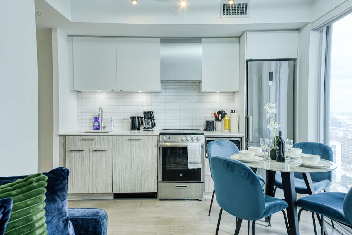 Refrigerador, microondas, horno, placa de cocina