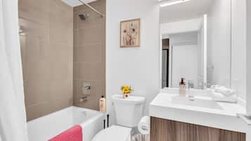 Comfort studio suite, 1 queensize bed met slaapbank, niet-roken | Badkamer