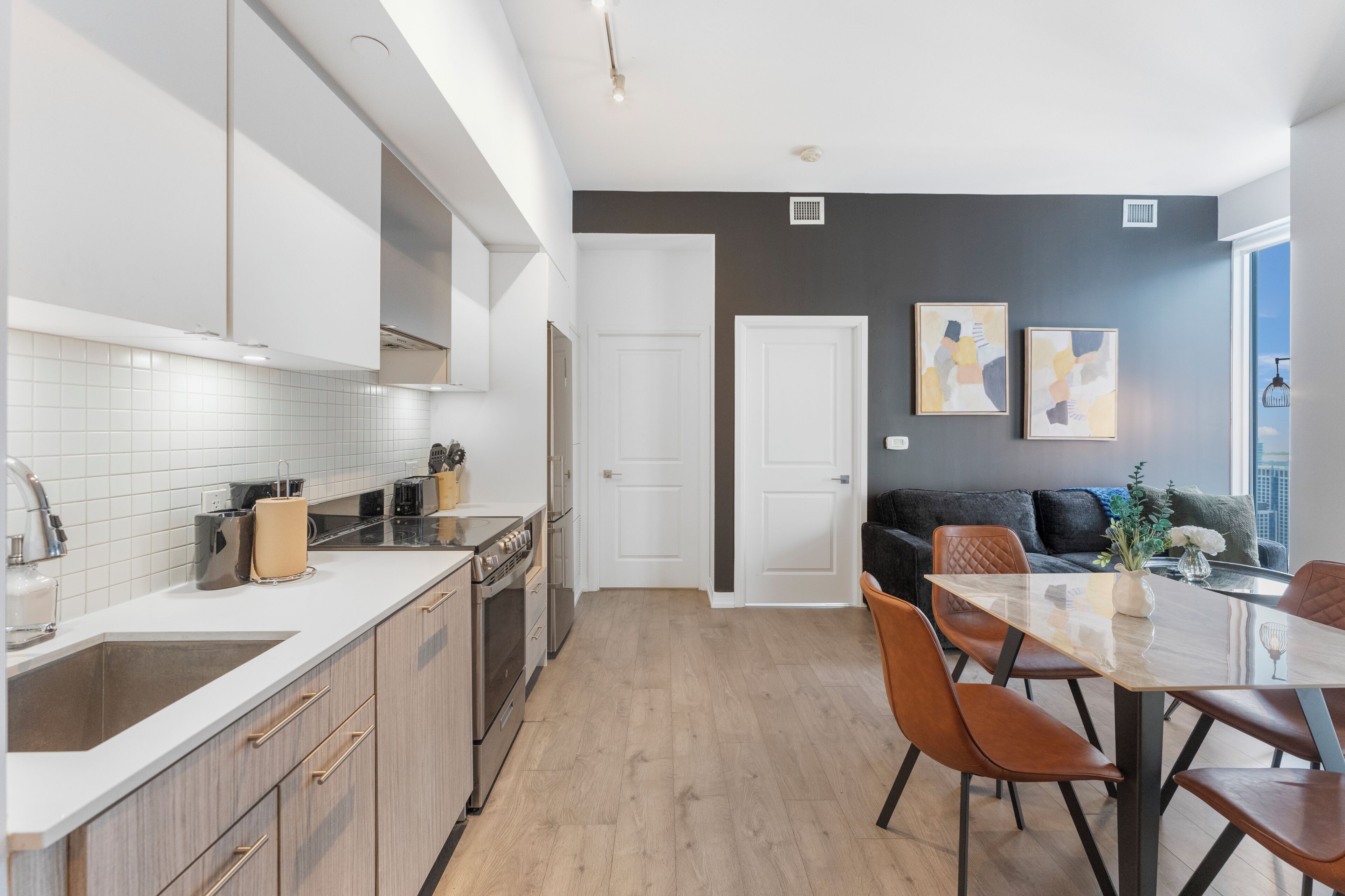 Executive Suite, 1 Bedroom, Non Smoking, City View | Private kitchen | Fridge, microwave, oven, stovetop