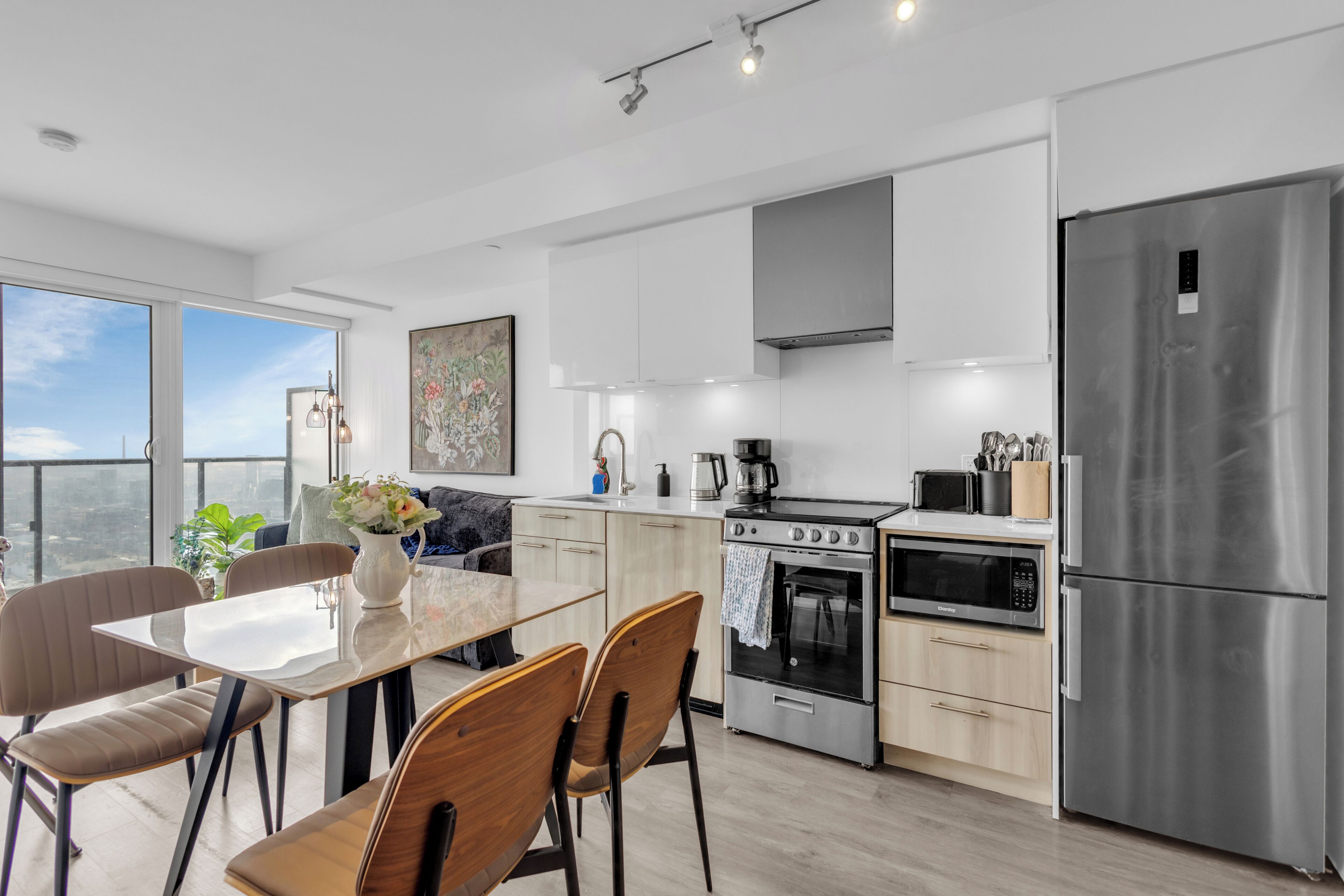 Suite familiar, 2 habitaciones, para no fumadores, vista a la ciudad | Cocina privada | Refrigerador, microondas, horno y parrilla de estufa 