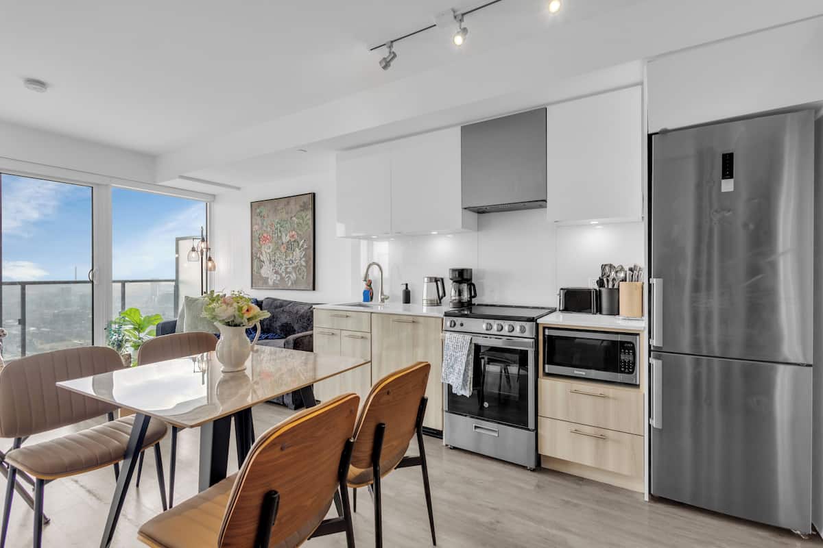 Suite familiar, 2 habitaciones, para no fumadores, vista a la ciudad | Cocina privada | Refrigerador, microondas, horno y parrilla de estufa