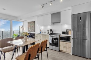 Suite Familiale, 2 chambres, non-fumeurs, vue ville | Cuisine privée | Réfrigérateur, micro-ondes, four, plaque de cuisson
