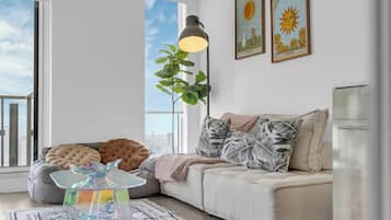 City suite, 1 queensize bed, niet-roken, uitzicht op de stad | Woonruimte