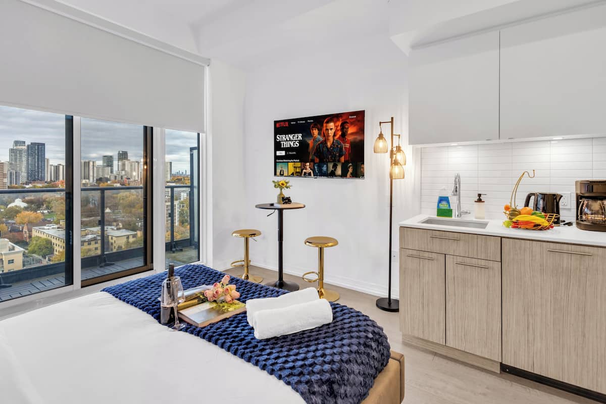 Suite estudio básica, 1 cama Queen size, para no fumadores, vista a la ciudad | Decoración personalizada, muebles diferentes y cortinas blackout