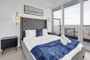 Suíte família, várias camas, vista para a cidade | Individualmente decorados, individualmente mobiliados, cortinas blackout
