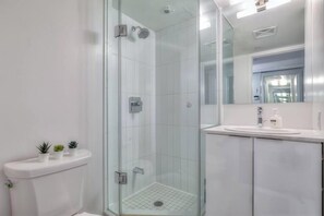 Suite Luxe, 2 chambres, non-fumeurs, 2 salles de bains | Salle de bain | Articles de toilette gratuits, sèche-cheveux, serviettes fournies, savon