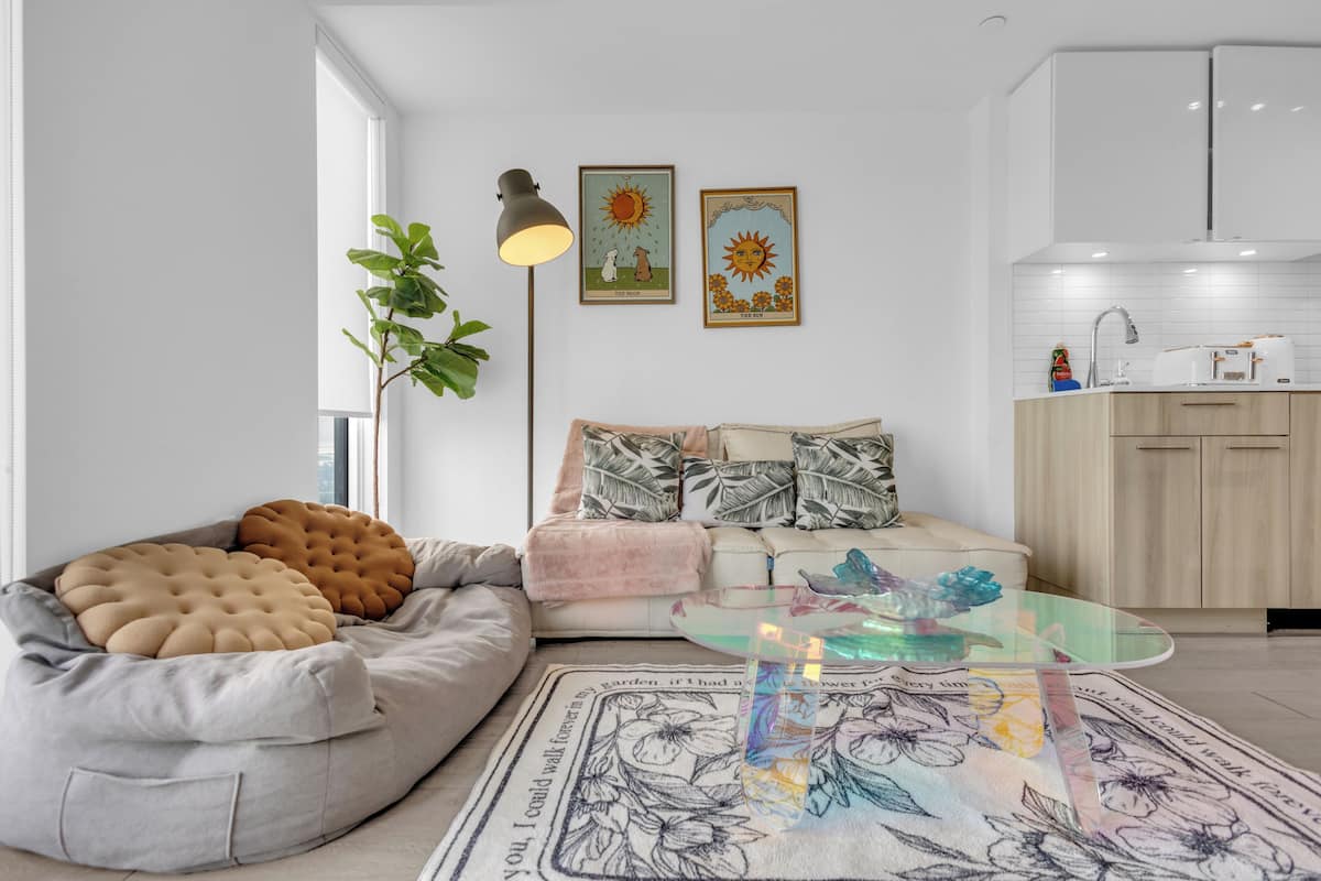 Suite urbana, 1 cama Queen size, para no fumadores, vista a la ciudad | Área de sala de estar | Televisión de 50 pulgadas con canales digitales