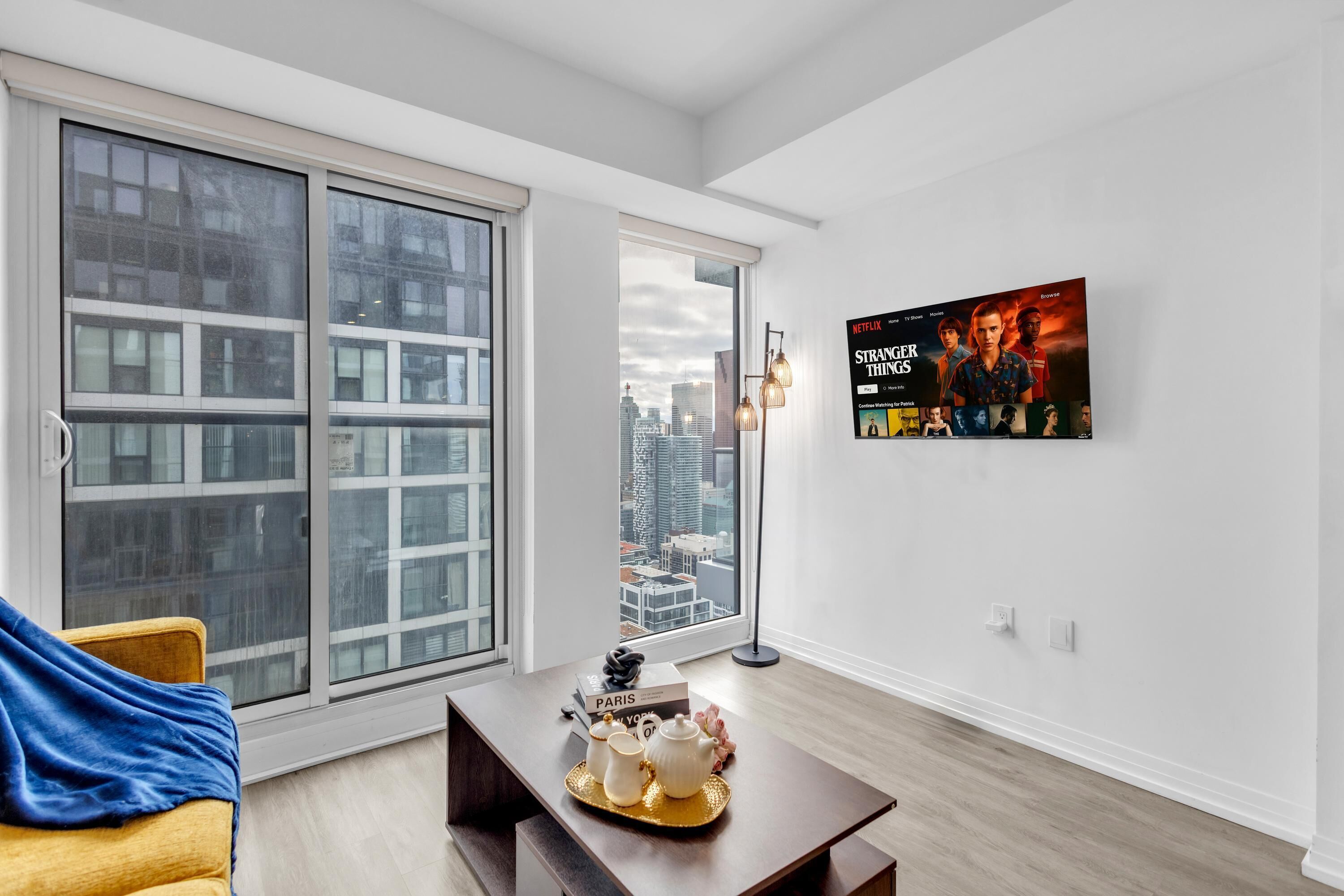 Suite exclusiva, 1 habitación, para no fumadores, vista a la ciudad | Área de sala de estar | Televisión de 50 pulgadas con canales digitales 