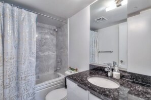 Luxury Suite, 2 Bedrooms, Non Smoking, 2 Bathrooms | Bathroom - Econo Suites DT (Toronto)