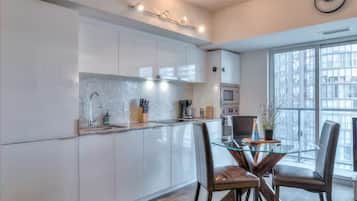 Luxury Suite, 2 Bedrooms, Non Smoking, 2 Bathrooms | Private kitchen | Fridge, microwave, oven, stovetop