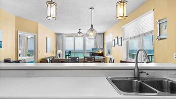 Condo, varias camas (Summerwind Center 504) | Interior