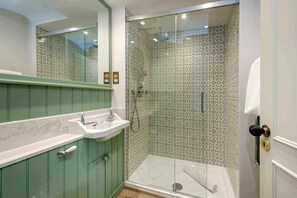 Shower, hair dryer, towels, shampoo - Gorgeous 3 bedroom flat - Pimlico (Greater London)