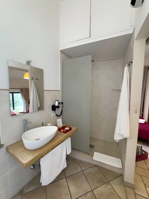Shower, hair dryer, towels - Room 'Via Francigena' with Wi-Fi and Air Conditioning (sutri)
