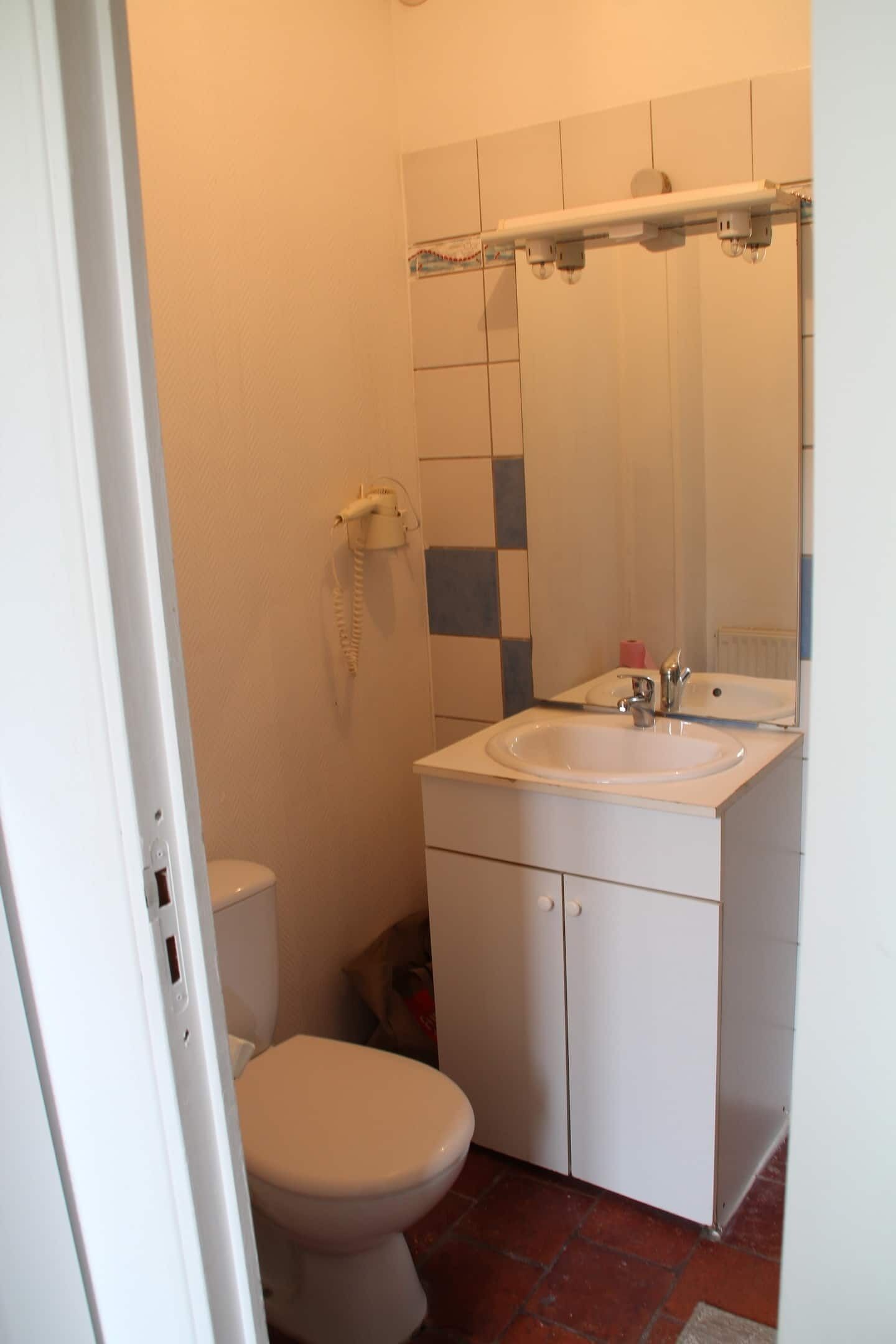 Een douche, een haardroger, handdoeken, zeep