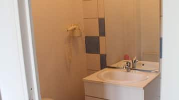 Een douche, een haardroger, handdoeken, zeep