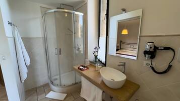 Shower, hair dryer, towels