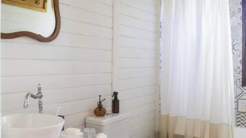 Serviettes fournies, savon, papier toilette