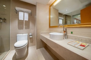 Ein modernes Badezimmer mit Toilette, Waschbecken, Spiegel und Dusche.