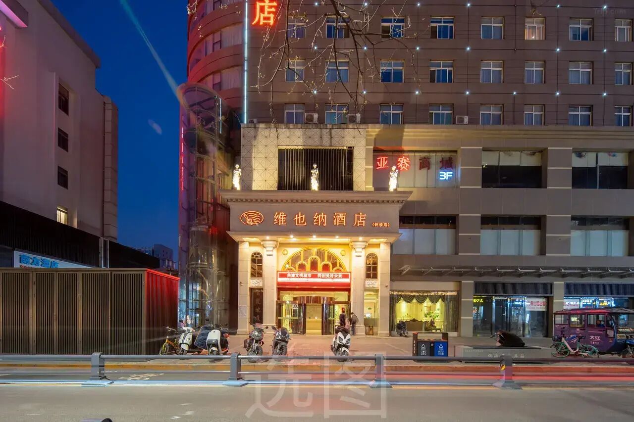A hotel with a prominent entrance, multiple floors, and a sign indicating it is a 3F building.