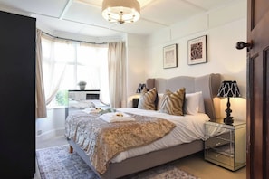 A bedroom with a bed, bedside tables, a lamp, and a window with curtains. - ✨Parc Avenue – A Charming Stay in the Heart of Cosham, Portsmouth! ✨ (Cosham)