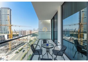 Outdoor dining - Layover Holiday Homes (Dubai)