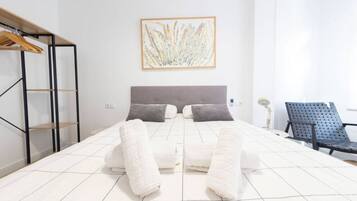 2 slaapkamers, een bureau, een strijkplank/strijkijzer, wifi