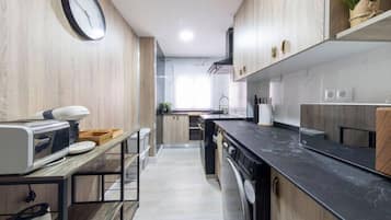 Frigorífico, microondas, horno y cafetera o tetera