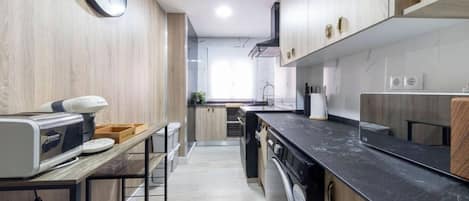 KĂŒhlschrank, Mikrowelle, Ofen, Wasserkocher mit Kaffee-/Teezubehör