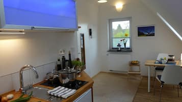 Kühlschrank, Ofen, Herdplatte, Wasserkocher mit Kaffee-/Teezubehör