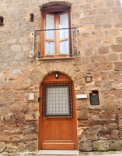 'Mad House Sutri' Apartment with Wi-Fi and Air Conditioning