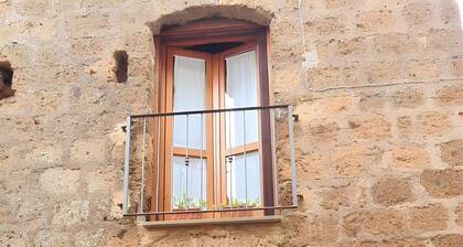 'Mad House Sutri' Apartment with Wi-Fi and Air Conditioning