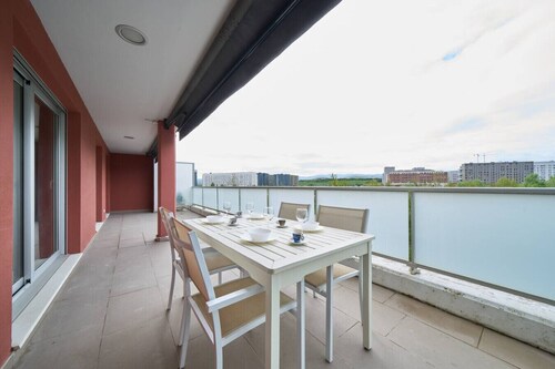 Family Retreat with Views, Terrace & Parking