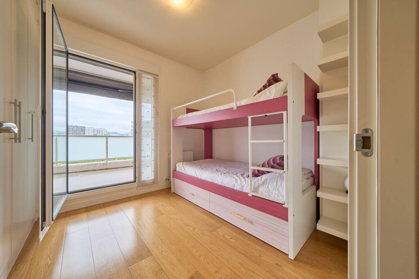 Desk, iron/ironing board, WiFi, bed sheets