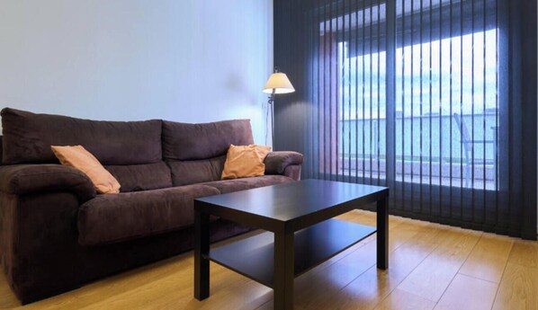 TV - Family Retreat with Views, Terrace & Parking (Vitoria-Gasteiz)