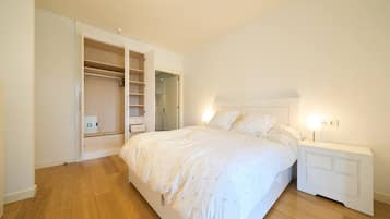 Een bureau, een strijkplank/strijkijzer, wifi, beddengoed