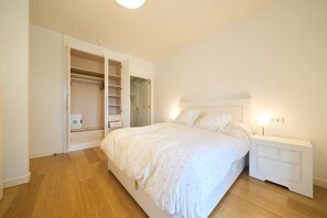 Desk, iron/ironing board, WiFi, bed sheets