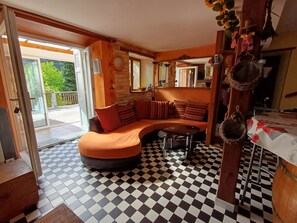 Televisión, chimenea y libros 