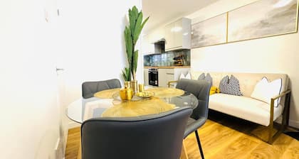 Elizabeth Line - Parking - Wifi - Sleeps 4
