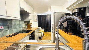 Fridge, microwave, oven, stovetop - Elizabeth Line - Parking - Wifi - Sleeps 4 (Erith)