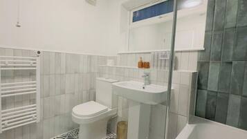 Combined shower/tub, deep soaking tub, towels