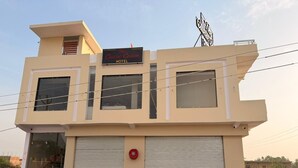 Egy kétszintes épület, amelyen egy tábla hirdeti: „The Classic Crown Hotel”.