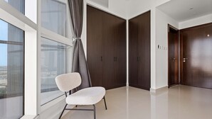 Un interno moderno con un'ampia finestra, una sedia e una porta.