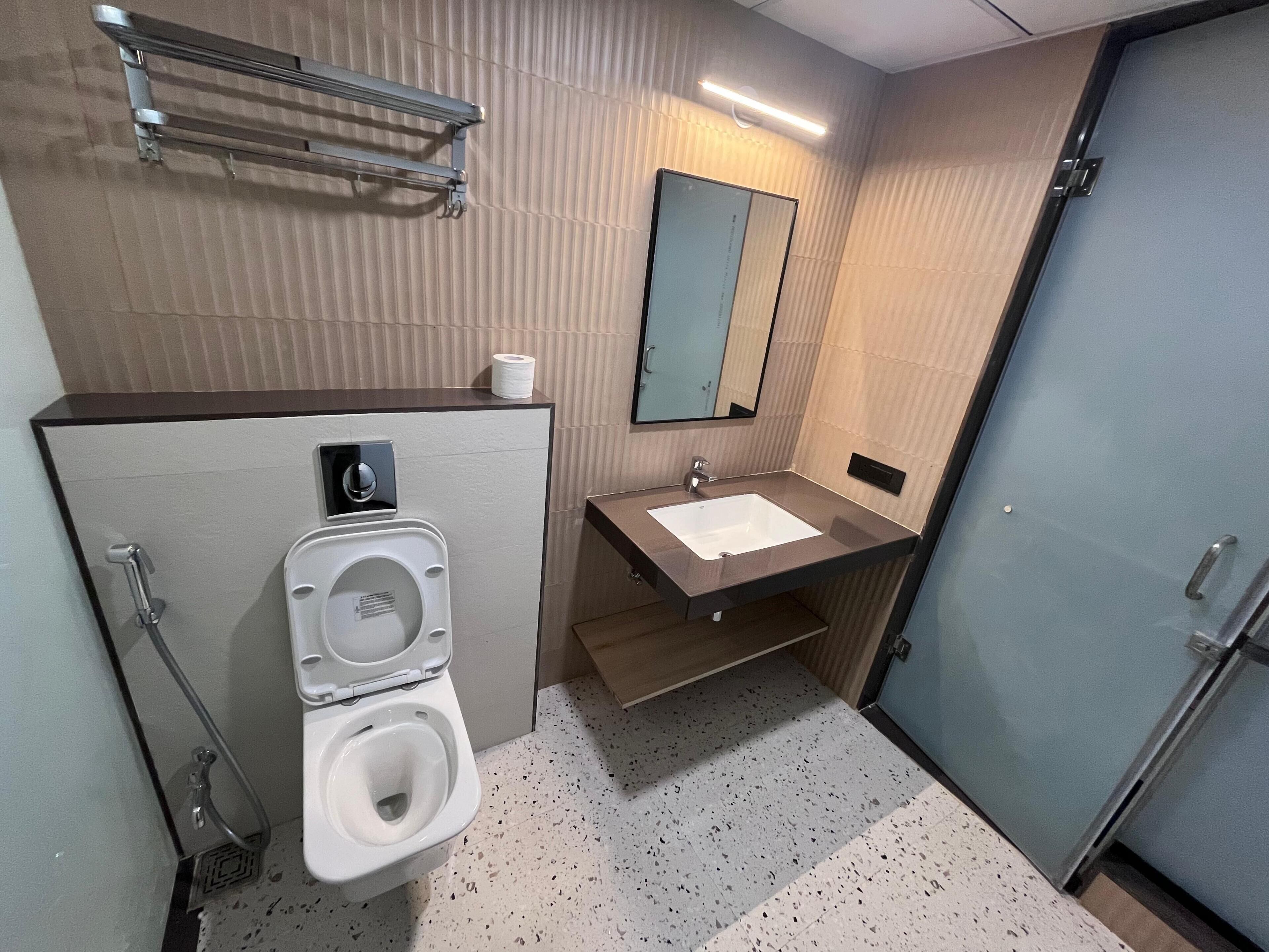 Economy Double Room, Balcony, Valley View | Bilik Mandi | Pengering rambut, selipar, tuala disediakan, sabun 